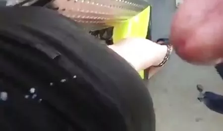 女同性恋被一个大假阳具穿透