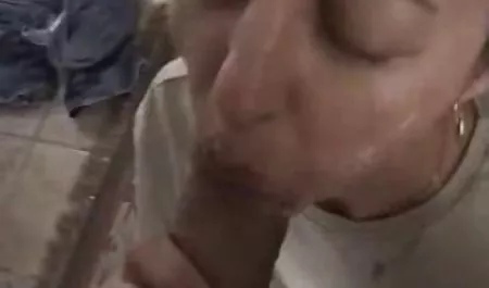 在性爱期间，她的黑色山雀上下摆动