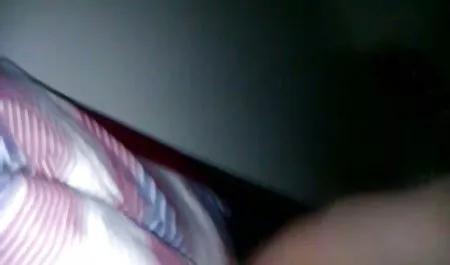 彩色豪华妓女在所有洞都性交
